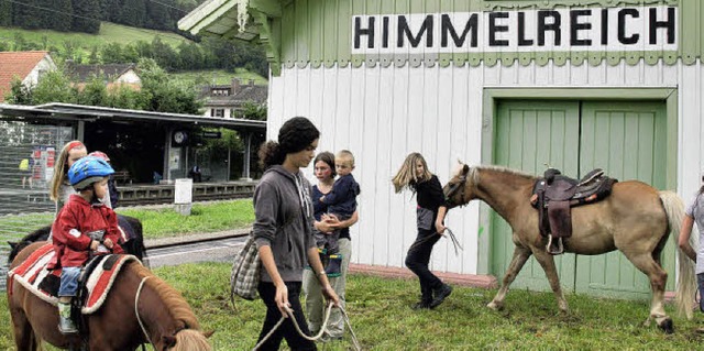 Pony-Reiten beim Bahnhof gehrte zu de...aktionen beim Himmelreich-Sommerfest.   | Foto: Andreas Peikert