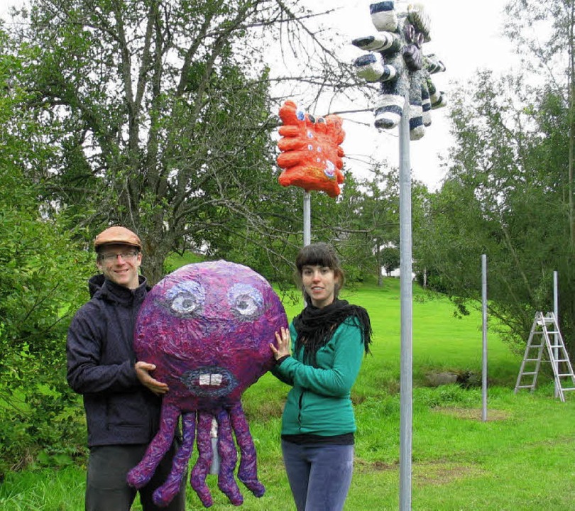 Ana Granado aus Spanien und der Tschec...lsieka installieren eine Riesenkrake.   | Foto: Eva Weise