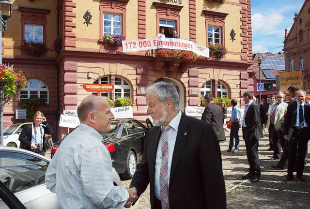 Hndedruck vor dem Rathaus: Brgermeis...hilling begrt Winfried Hermann (l.).  | Foto: Michael Haberer