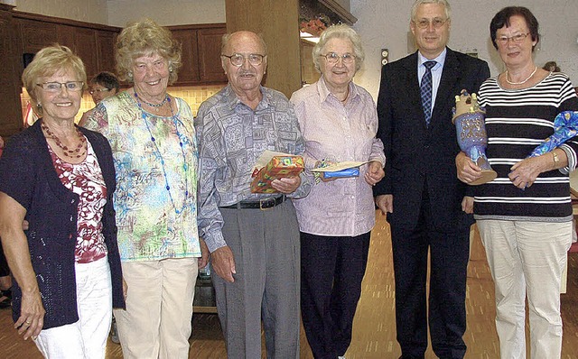 Ursula Hilbertz und Lissi Ludscher (v...anderpokal von OB Dietz entgegennahm.   | Foto: steineck