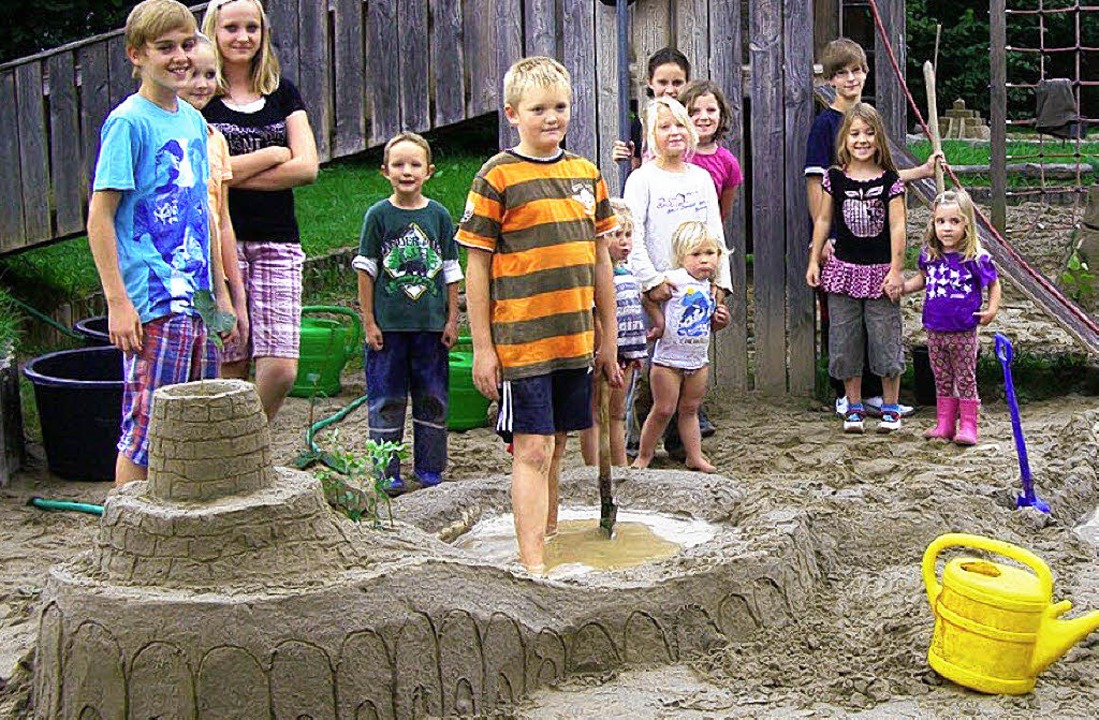 Jede Menge Spaß hatten Holzener Kinder...ganisierten Sandburgenbau-Wettbewerb.   | Foto: privat