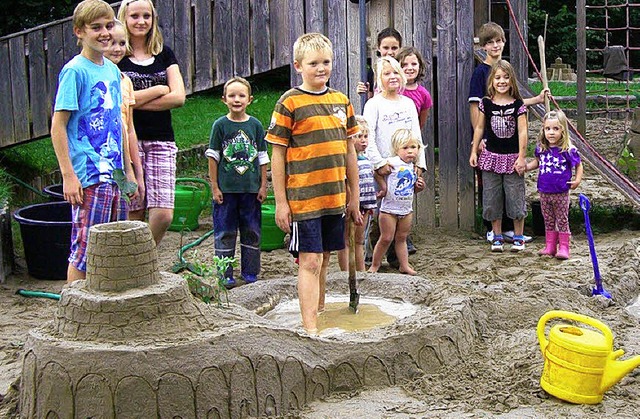 Jede Menge Spa hatten Holzener Kinder...ganisierten Sandburgenbau-Wettbewerb.   | Foto: privat