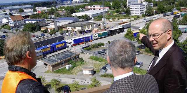 Ekkehard Schmidl (rechts) von der Bund...e Arbeiten an der Autobahnzollanlage.   | Foto: Jochen Fillisch