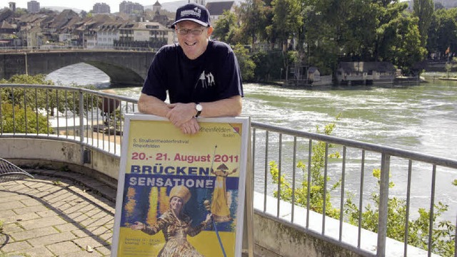 Kulturamtsleiter Claudius Beck freut s...Brckensensationen im Salmegg-Garten.   | Foto: Ingrid Bhm-Jacob