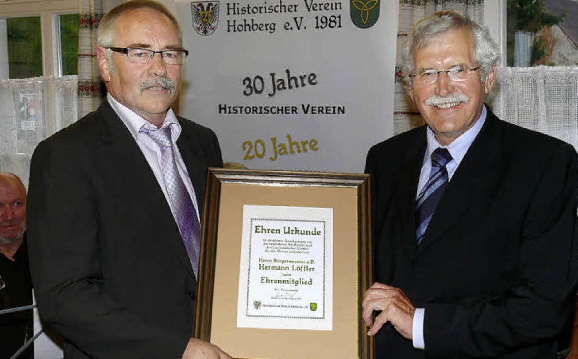 Vorsitzender Lucien Mutzig (links) ern...ter Hermann Löffler zum Ehrenmitglied.  | Foto: Frank Leonhardt