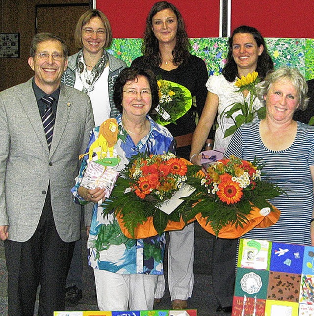 Rektor Nbling dank  Regina Erler, Helga Mayer (vorne von links).   | Foto: Privat