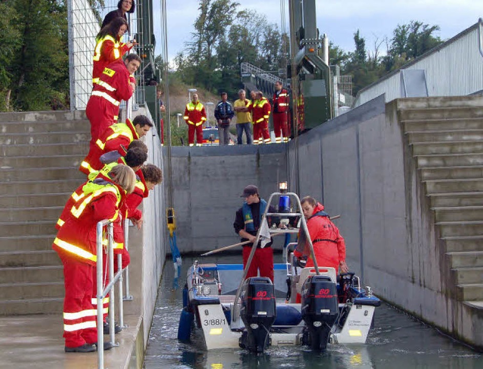 Das DLRG-Rettungsboot wird mit Hilfe d... der Übung wieder zu Wasser gelassen.   | Foto: Heinz Vollmar