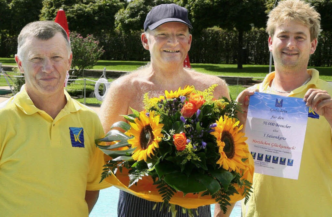 Die Schwimmmeister Artur Friedrich und...isongutschein und einem Blumenstrauß.   | Foto: Hans-Jürgen Hege