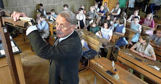 Mit strengem Blick: Franz Buchrieser spielt den Lehrer  | Foto: cornelia weizenecker