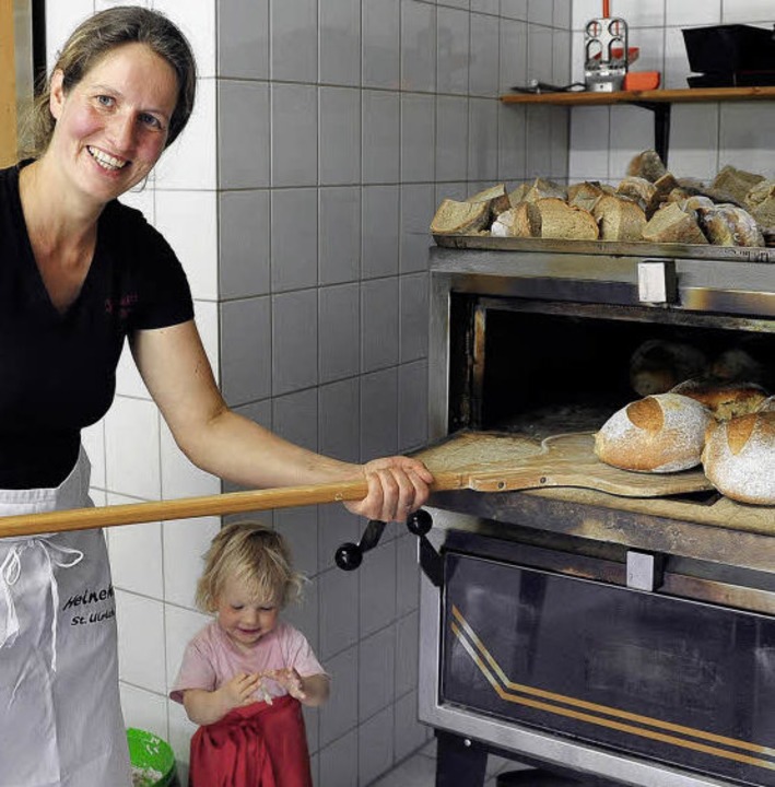 Barbara Sonner mit Johanna beim Brotbacken  | Foto: Thomas Kunz