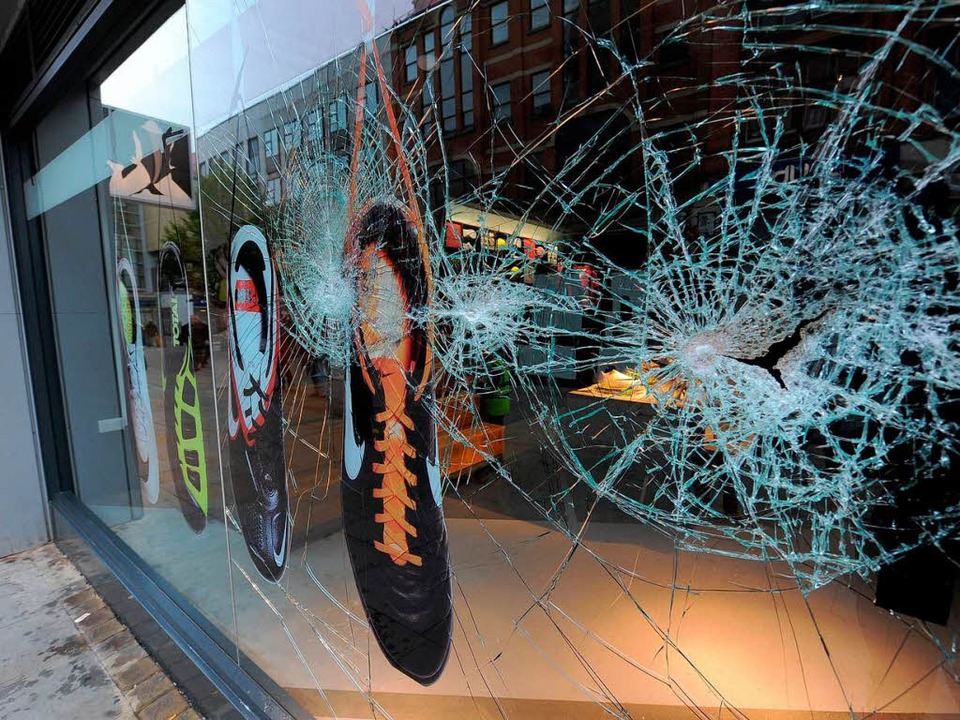 Die zerstörte Fensterscheibe eines Sportgeschäfts in Manchester  | Foto: AFP