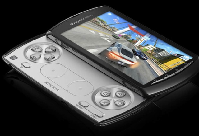 Das beste aus zwei Welten oder Kapitul...zt im Xperia Play  Handy mit  Konsole.  | Foto: dpa