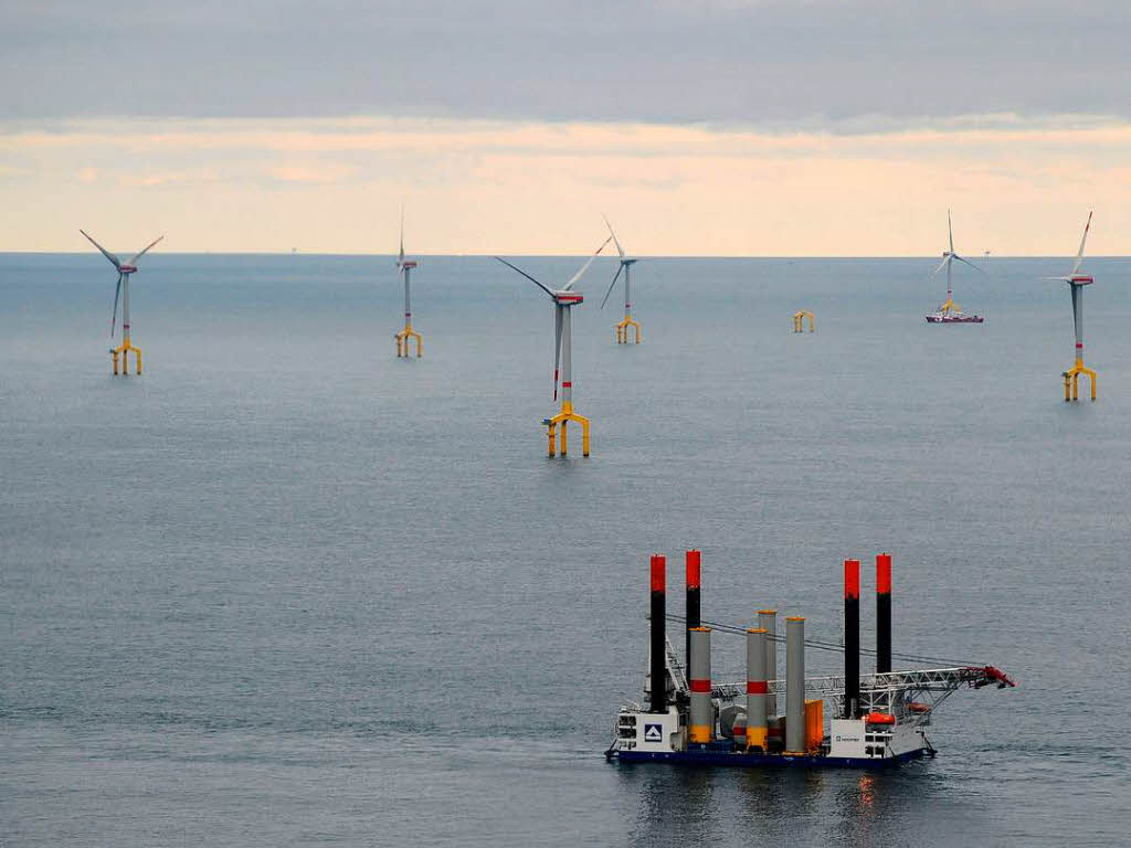 Derzeit stehen erst 19 Windrder, 16 sind bereits am Netz und liefern Windstrom aus dem Meer.