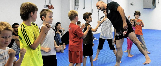 Christian Benz zeigt den  Nachwuchs-Kickboxern, wie es geht.   | Foto: Wolfgang Knstle