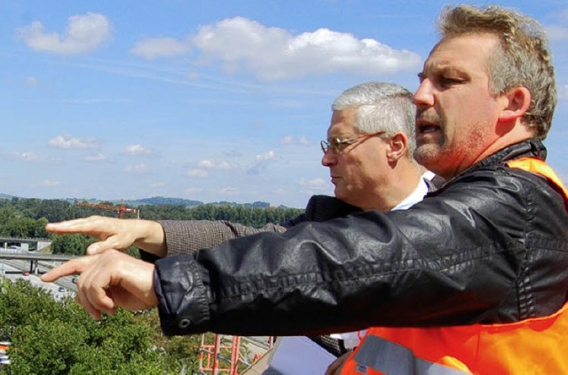 Gleiche Blickrichtung Autobahnzoll: Projektleiter Pilz (rechts) und OB Dietz  | Foto: Jochen Fillisch