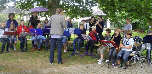 Trotz Regens spielte das Jugendorchester Haltingen munter auf.  | Foto: Privat