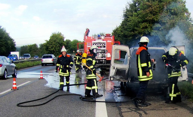 Die Denzlinger Feuerwehr musste gester...er B 294 Richtung Freiburg zu lschen.  | Foto: POLIZEI