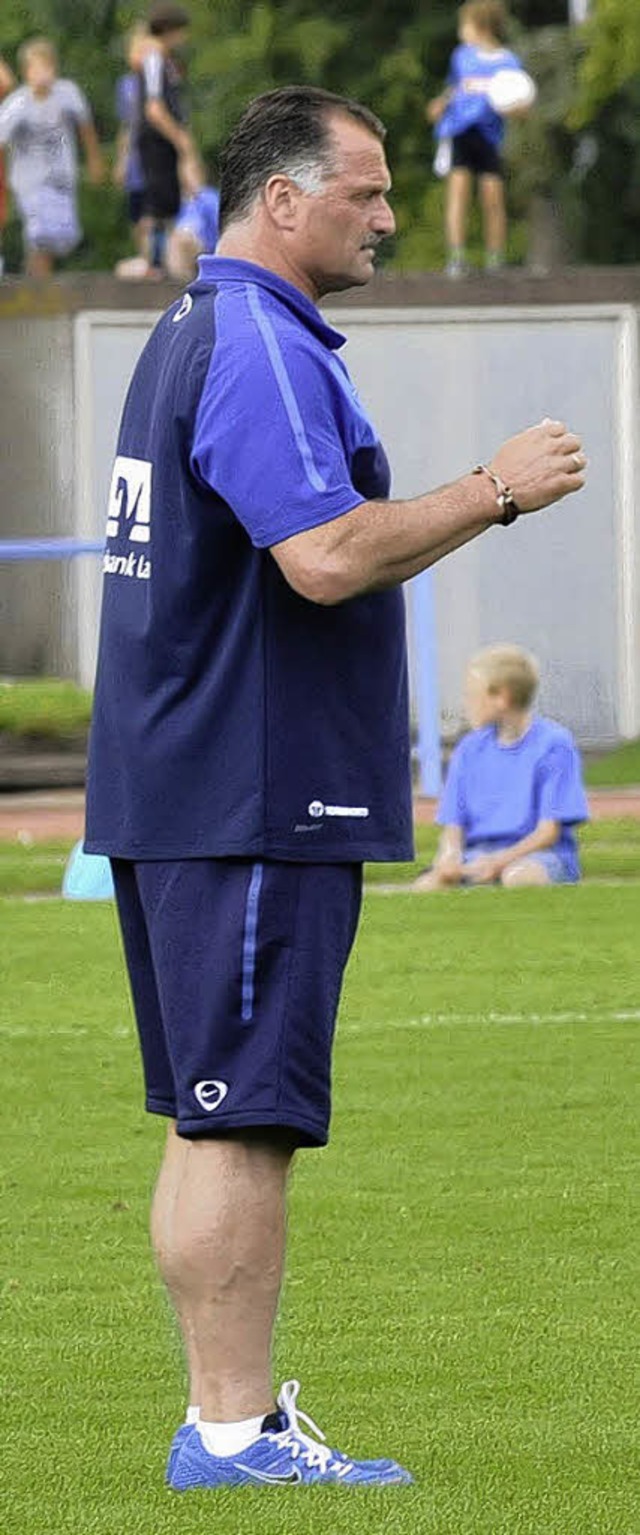 Karl-Heinz Burg, Dirigent des Lahrer FV,  am Spielfeldrand.   | Foto: Sek