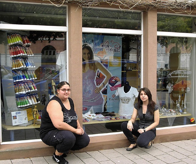Alexandra und Esra dekorierten bei &#8...8220; in Schopfheim das Schaufenster.   | Foto: Privat