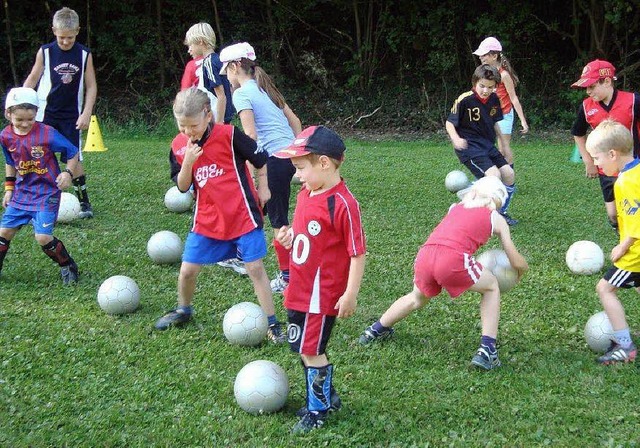 Wie treffe ich blo den Ball? Inzlinger Kinder konnten es lernen.   | Foto: bz