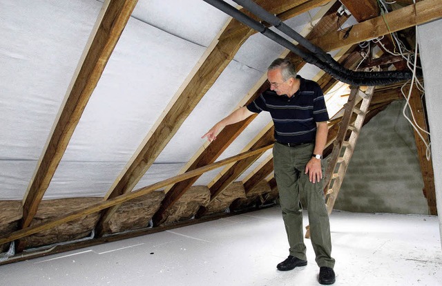 In vielen alten Gebuden mssen nun di...ssdecke oder das Dach gedmmt werden.   | Foto: Friso Gentsch/dpa/tmn