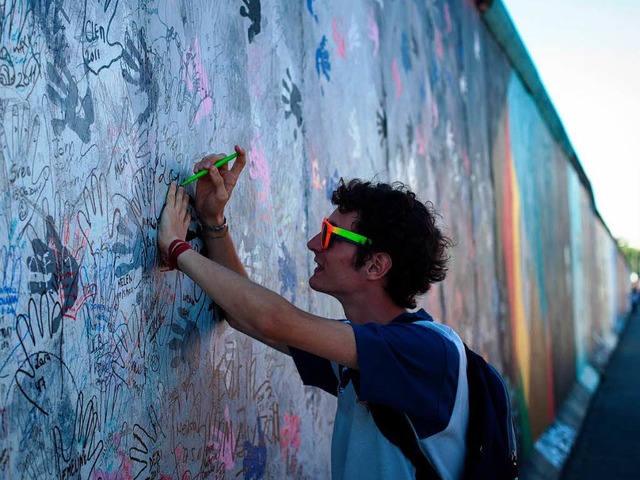 Mit der Zeit wurde die graue Mauer imm...aft oder ihren Namen darauf schrieben.  | Foto: dapd