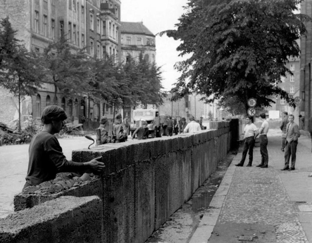 Dieses Foto  zeigt, wie die Mauer vor 50 Jahren gebaut wurde.  | Foto: dpa