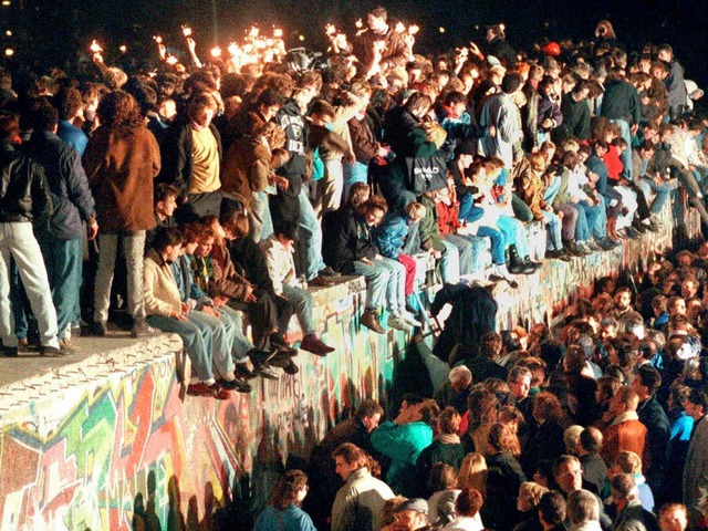 9. November 1989: Die Menschen in Berl...ie wieder nach Westdeutschland reisen.  | Foto: dpa