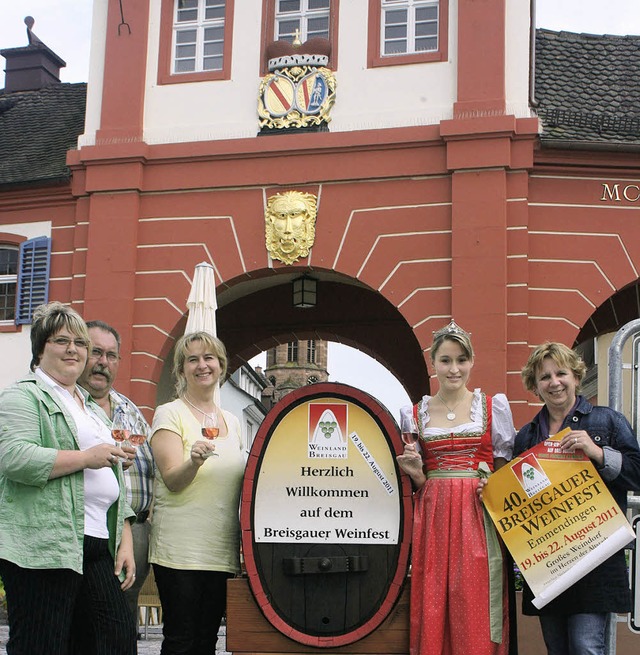 Die Weinfest-Organisatoren mit der amt... Annette Herbstritt vor dem Stadttor.   | Foto: Gerda Oswald