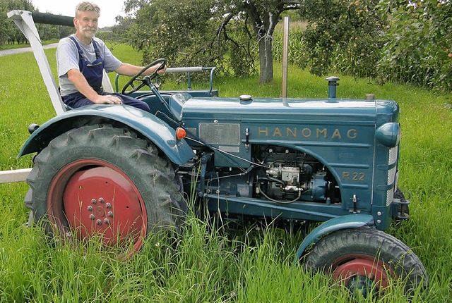 Vereinsvorsitzender Rudi Ziser auf seinem Hanomag R22.  | Foto: Ruth