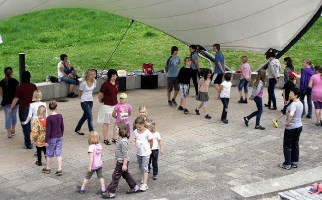 Die Volkstanzgruppe Grafenhausen freut...beim Kinder-Tanz-Workshop im Kurpark.   | Foto: Chris Seifried