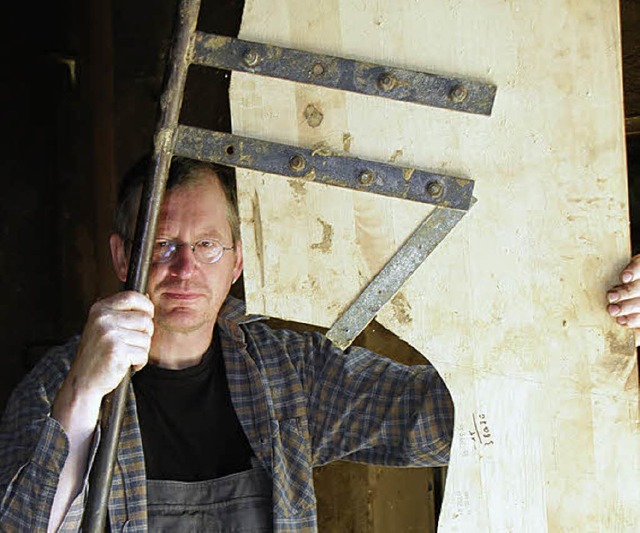 Bruder Michael Reuter zeigt die Holzschablone fr die  Ewattinger Glocke  | Foto: Wilfried Dieckmann