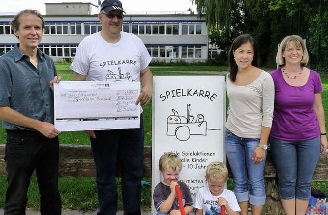 Wolfgang Bronner (links), Mitorganisat...re einen Scheck in Hhe von 1000 Euro.  | Foto: christine weirich