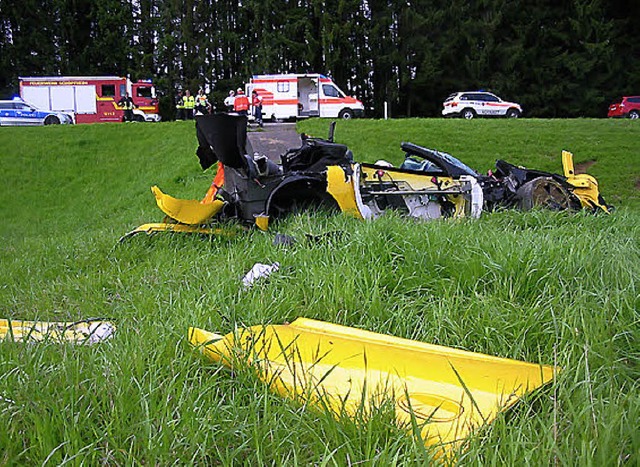 Bei dem schweren Unfall bei Hasel am Donnerstagnachmittag starb ein Autofahrer.   | Foto: Feuerwehr