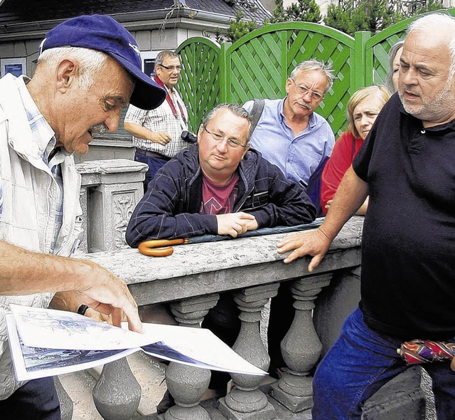 Parkfhrer Bruno Mller (links) erklr...Hilfe einer Karte den Lauf der Donau.   | Foto: Dorer