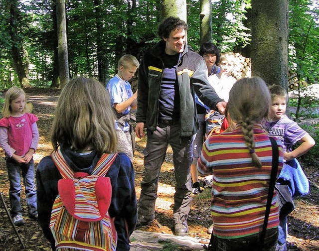 Gebannt lauschten die Kinder den Erkl...Wieland zum Wald und seinen Bewohnern.  | Foto: Katharina Sahli
