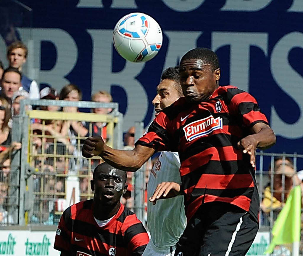 Cedrick Makiadis Kopfball verfehlt das Mainzer Tor.