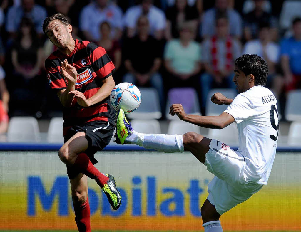 Julian Schuster (l.) und der Mainzer Sami Allagui (r.) kmpfen um den Ball