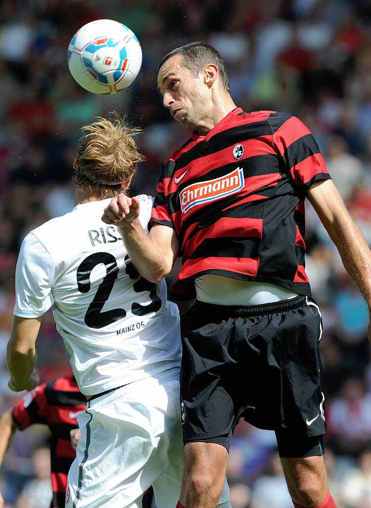 Kopfballduell zwischen Pavel Krmas (r) und dem Mainzer Marcel Risse.