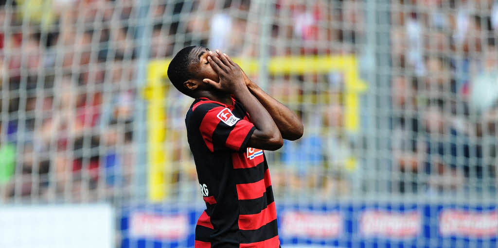 Cedrick Makiadi hlt sich nach einer vergebenen Chance die Hnde vors Gesicht.