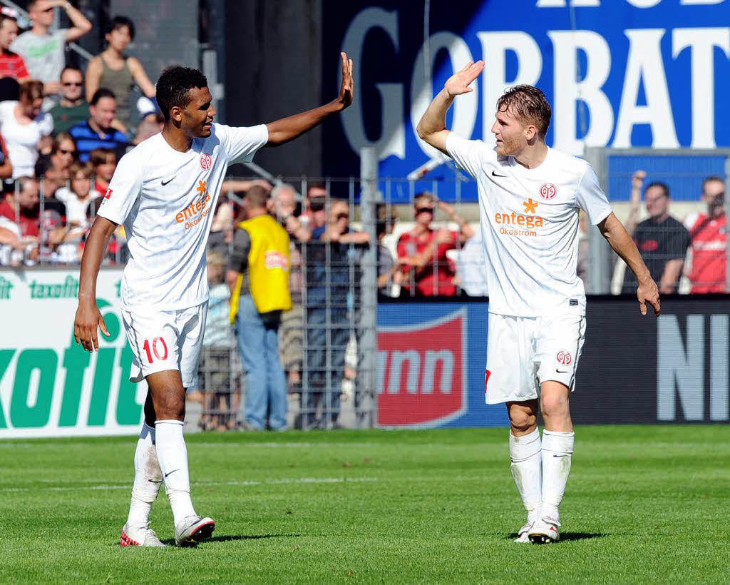 Die Mainzer Eric Maxim Choupo-Moting (l) und Eugen Polanski bejubeln den Treffer zum 0:2 durch Choupo-Moting .