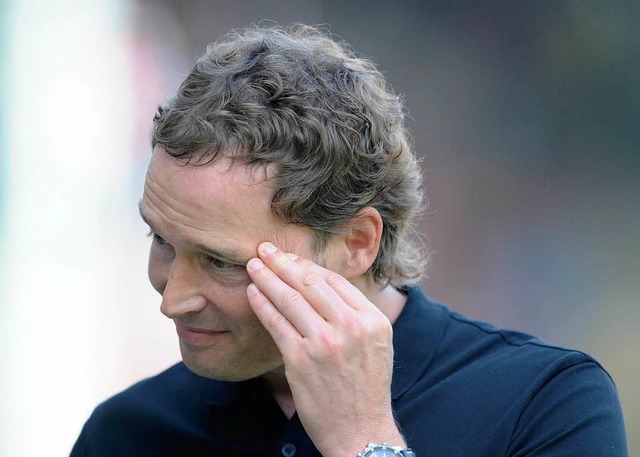 SC-Trainer Sorg verlsst stirnrunzelnd den Platz...  | Foto: dapd