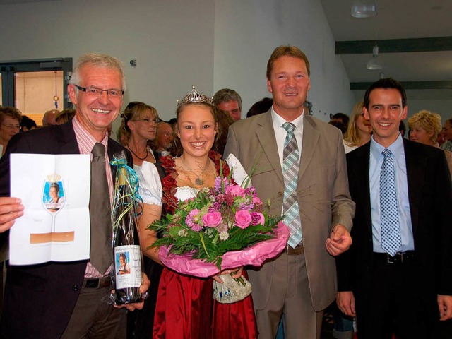 Laura Kiefer gratulieren (v. l.) WK-Ge...schmann und  Autohndler Peter Knig.   | Foto: Umiger
