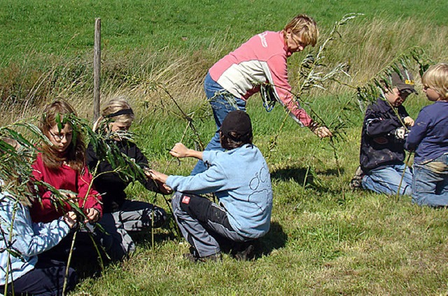 Mit Eifer steckten die Kinder die Weidenzweige in die Erde.  | Foto: Burkhard Hentschel