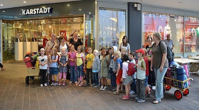 Eine Nacht bei  Karstadt in Lrrach  v...er-Kinder aus dem Kindergarten Bremt.   | Foto: Privat