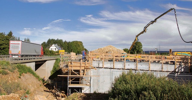 Die bisherige Brcke an der B 31 (link... an diese Stelle eingeschoben werden.   | Foto: Martin Wunderle