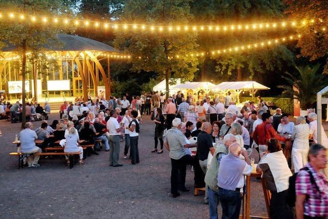 Romantischer Weingenuss im Park