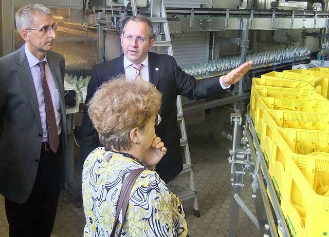 MdB Armin Schuster (links) und Lasser-...hrer Andreas Walter in der Brauerei.   | Foto: BZ