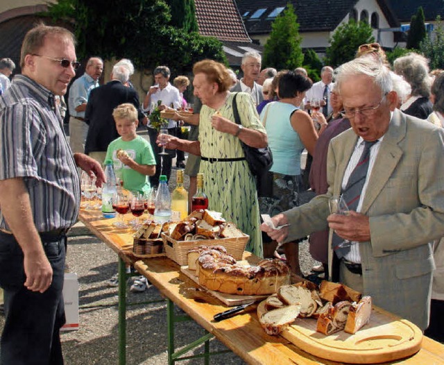 Nach dem Festgottesdienst trafen sich ... auf den Kirchplatz eingeladen hatte.   | Foto: herbert trogus