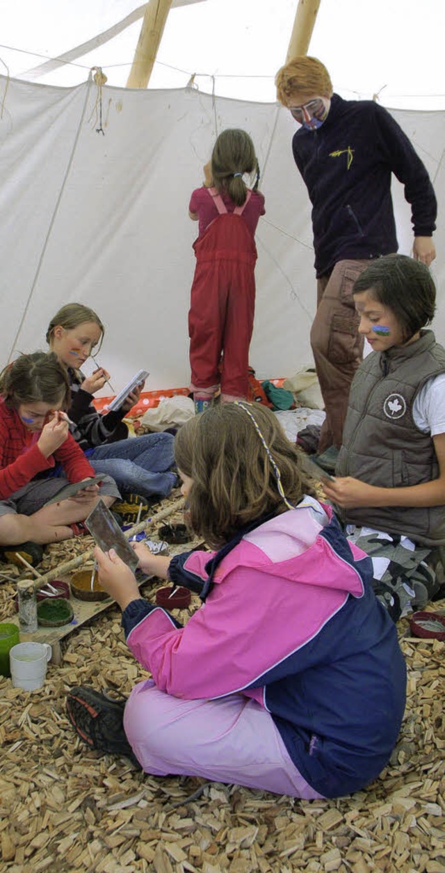 Kriegsbemalung: Wie die Indianer schmi... die Kinder bei der Waldranderholung.   | Foto: L. Kupfer